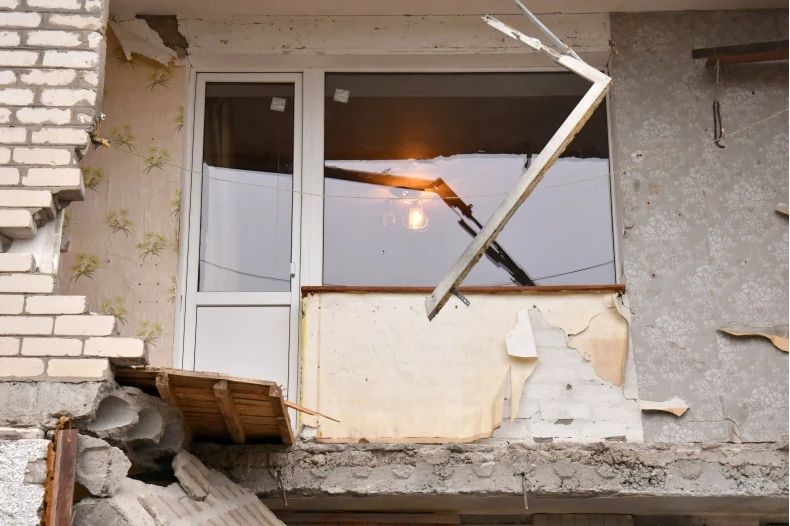 Красноярская аварийно-восстановительная бригада установила окна в доме, пострадавшем от атаки БПЛА252325 Красноярская аварийно-восстановительная бригада установила окна в доме, пострадавшем от атаки БПЛА252325