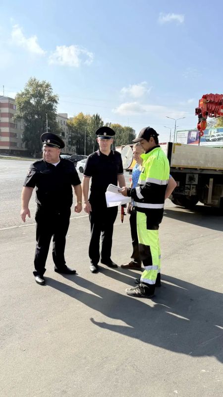Дорожный надзор и дорожники проверили улицу Будённого в Луганске Дорожный надзор и дорожники проверили улицу Будённого в Луганске