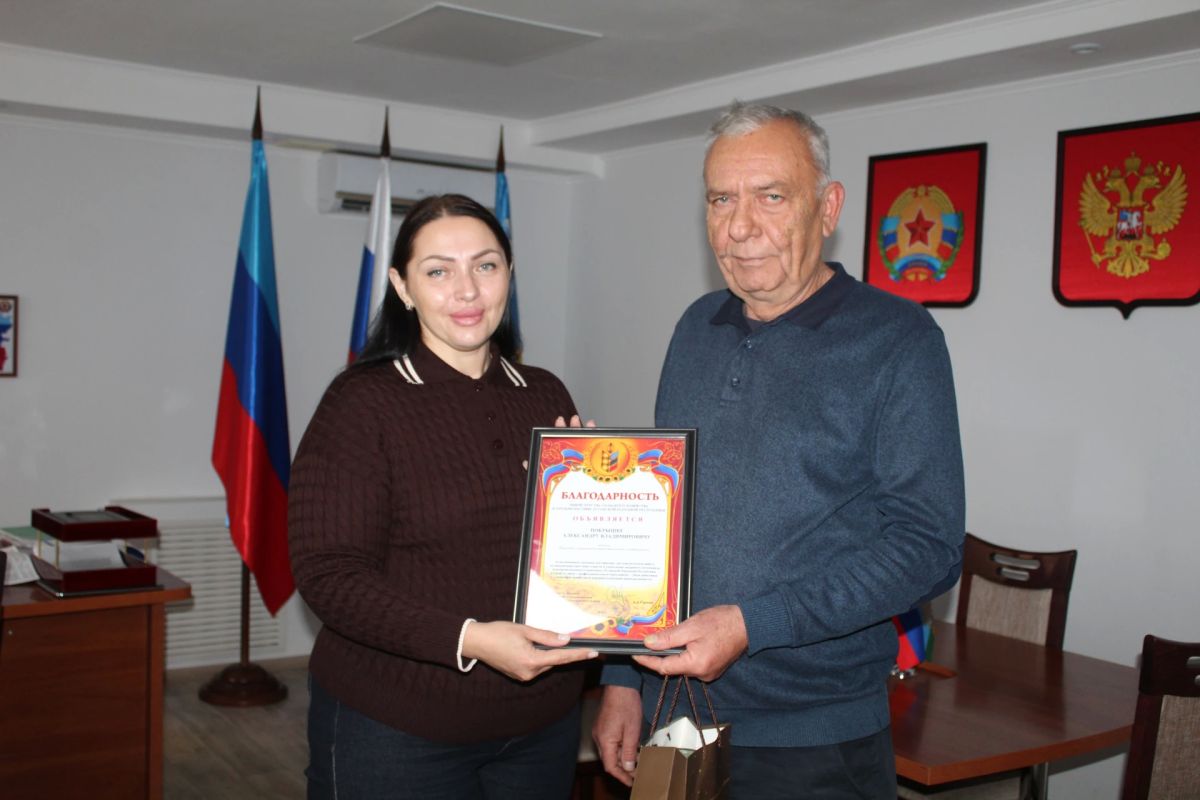Юлия Кожухарь: Сегодня, вручила благодарности Министерства сельского хозяйства и продовольствия Луганской Народной Республики труженикам агропромышленного комплекса нашего округа Юлия Кожухарь: Сегодня, вручила благодарности Министерства сельского хозяйства и продовольствия Луганской Народной Республики труженикам агропромышленного комплекса нашего округа