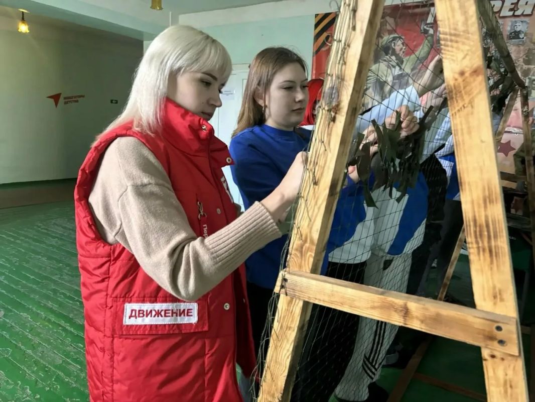С заботой о защитниках: студенты Ровеньковского технико-экономического колледжа плетут сети для фронта С заботой о защитниках: студенты Ровеньковского технико-экономического колледжа плетут сети для фронта