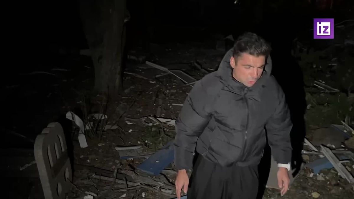 •Горящие машины и звуки сирен: последствия ночной массированной атаки ВСУ на Луганск — на кадрах РЕН ТВ. В результате ударов повреждены жилые дома, грузовые автомобили, а также объекты гражданской и коммунальной...