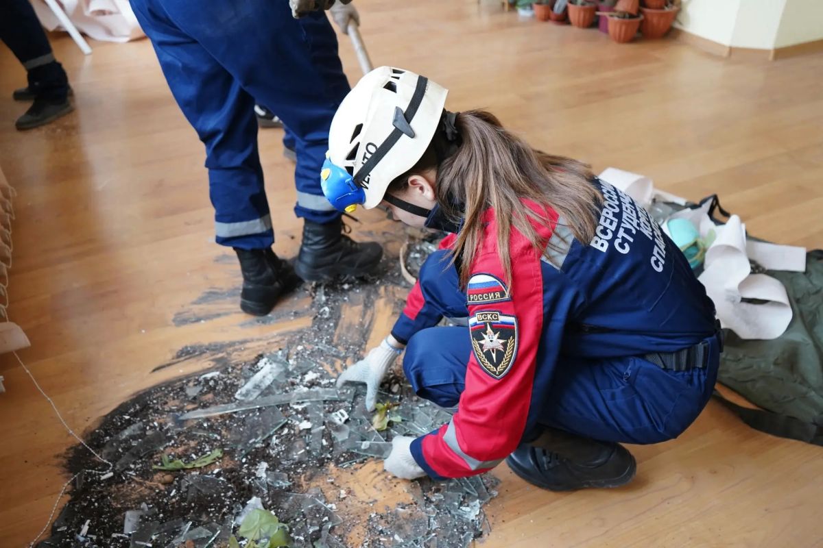 Добровольцы помогли закрыть тепловой контур в одном из поврежденных зданий Луганска после удара дрона ВФУ Добровольцы помогли закрыть тепловой контур в одном из поврежденных зданий Луганска после удара дрона ВФУ