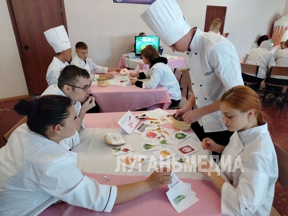 В Первомайском колледже прошел профессиональный турнир поваров «В своей тарелке» В Первомайском колледже прошел профессиональный турнир поваров «В своей тарелке»