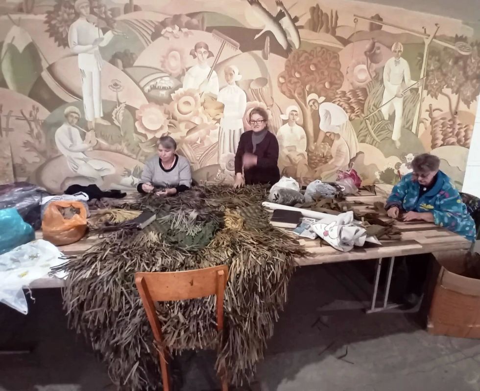 Тёплое дело сильных людей: в Кошарах плетут защиту для наших защитников Тёплое дело сильных людей: в Кошарах плетут защиту для наших защитников