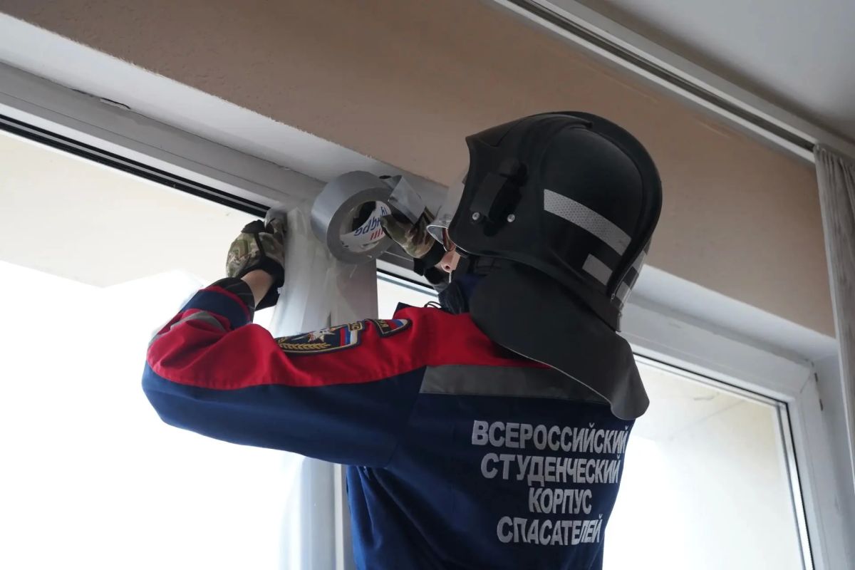 Добровольцы помогли закрыть тепловой контур в одном из поврежденных зданий Луганска после удара дрона ВФУ Добровольцы помогли закрыть тепловой контур в одном из поврежденных зданий Луганска после удара дрона ВФУ