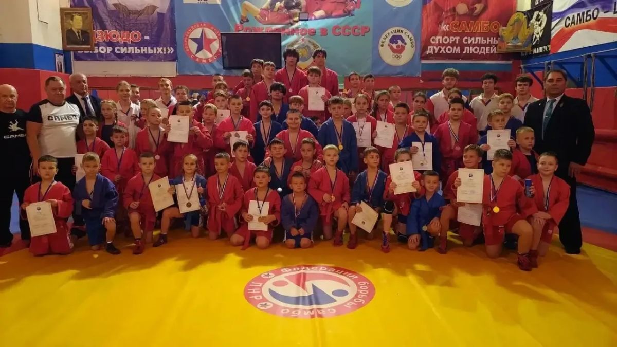 В АЛЧЕВСКЕ ПРОШЛИ СОРЕВНОВАНИЯ ПО САМБО В АЛЧЕВСКЕ ПРОШЛИ СОРЕВНОВАНИЯ ПО САМБО