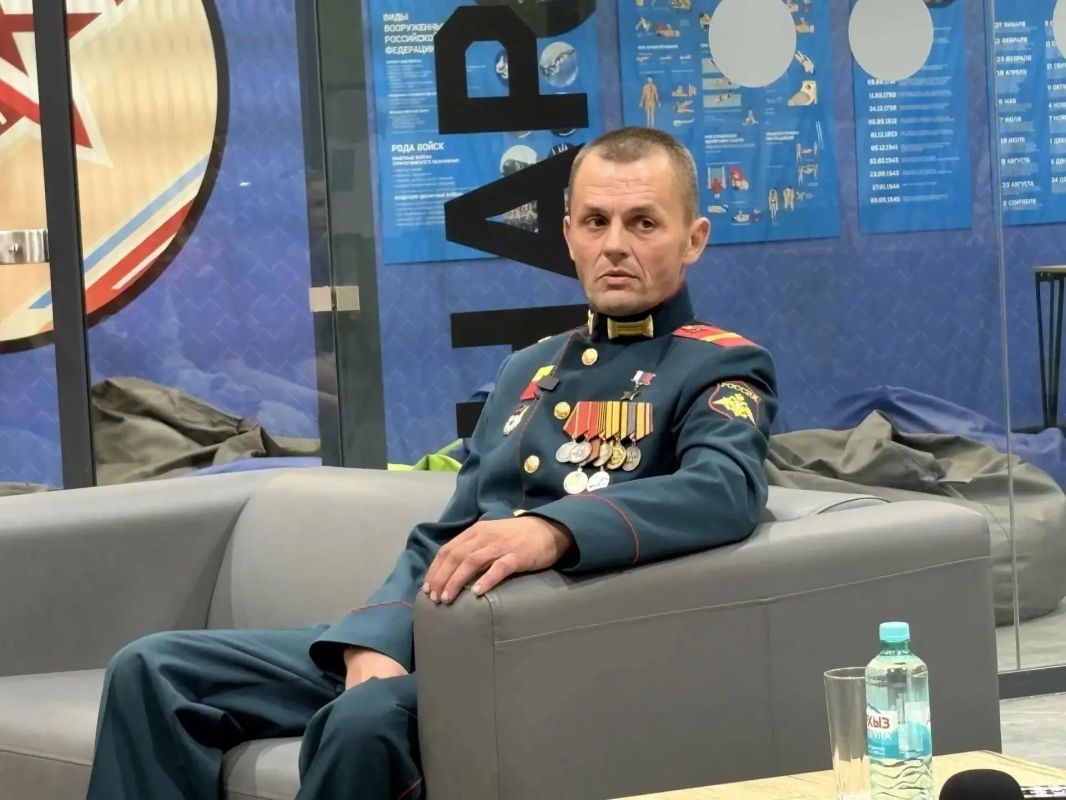 Свердловские школьники встретились с Героем России Свердловские школьники встретились с Героем России