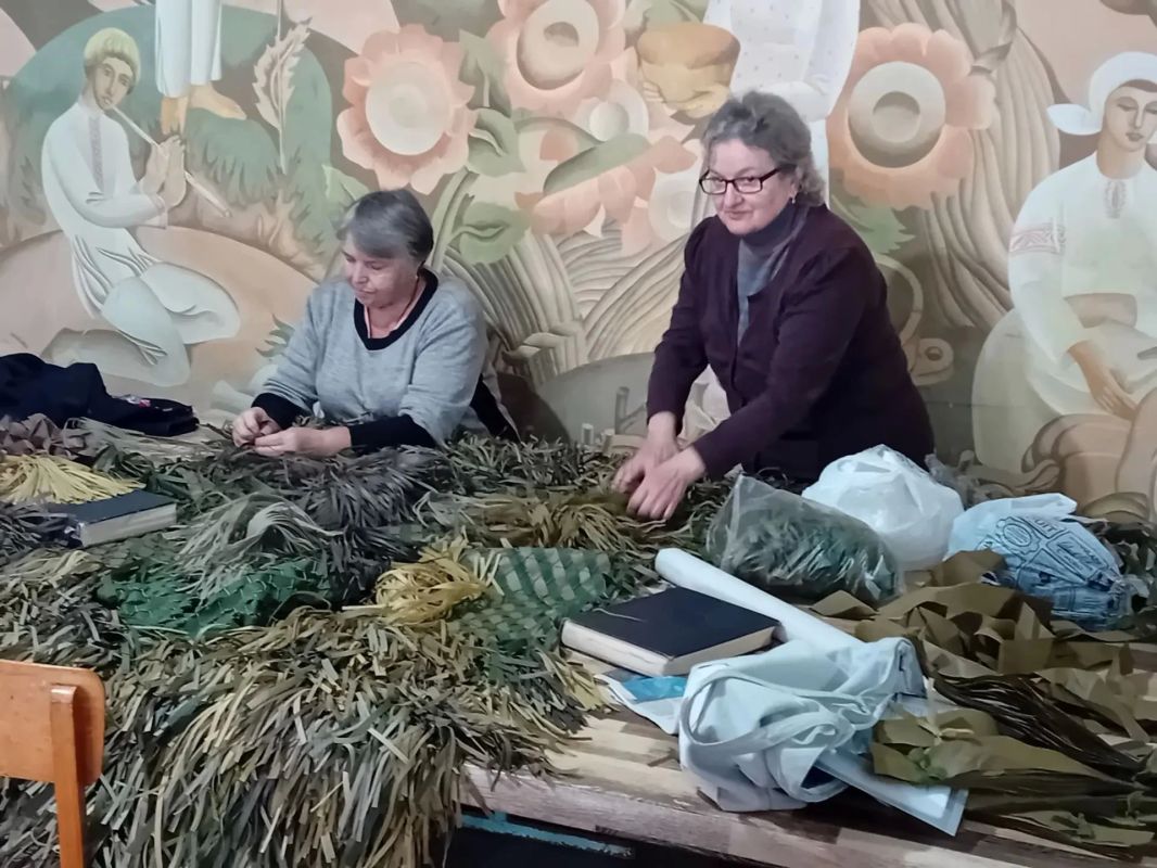 Тёплое дело сильных людей: в Кошарах плетут защиту для наших защитников Тёплое дело сильных людей: в Кошарах плетут защиту для наших защитников