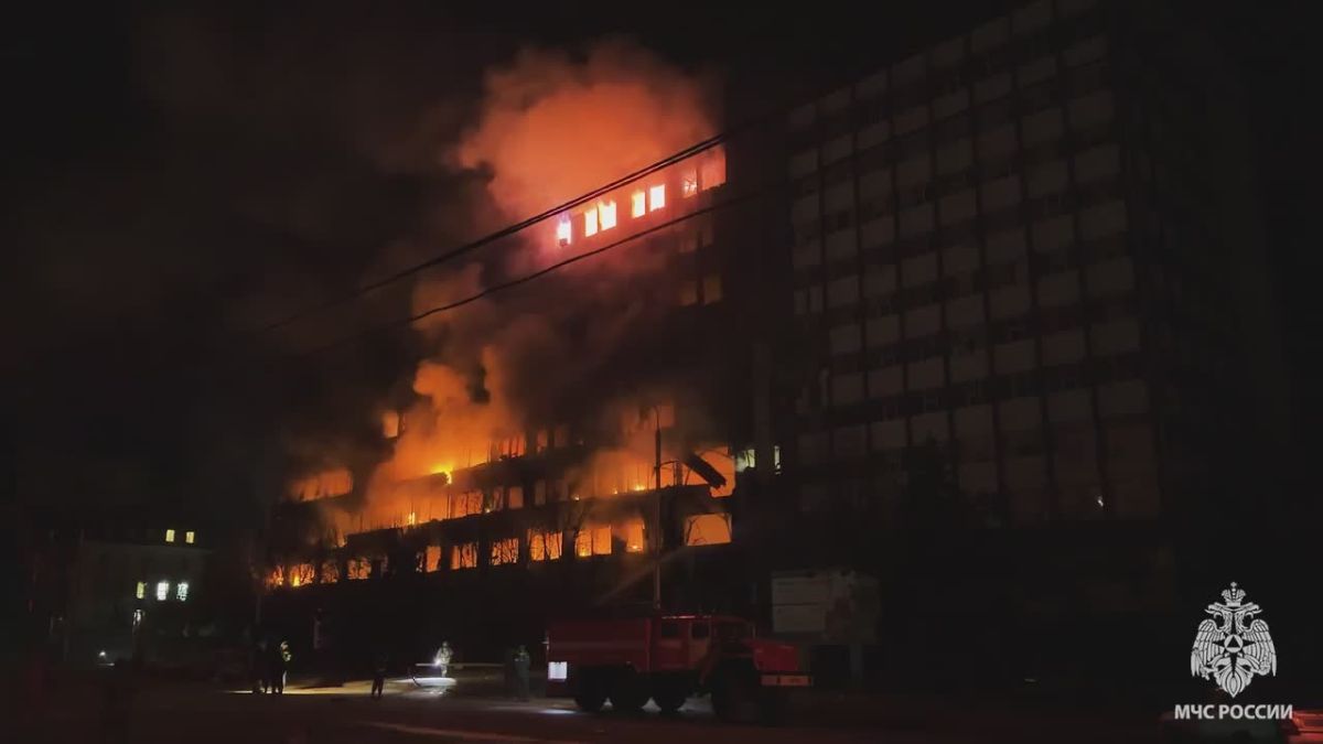 Пожар охватил все 10 этажей здания ЛТК в центре Луганска