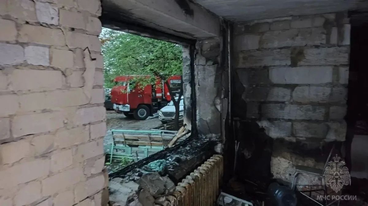 В Алчевске спасатели МЧС России ликвидировали пожар в многоквартирном жилом доме