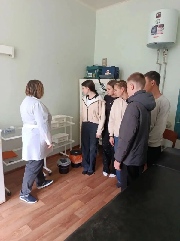 Специалист Карпово-Крепенского ФАПа провел профориентационную встречу с учащимися местной школы