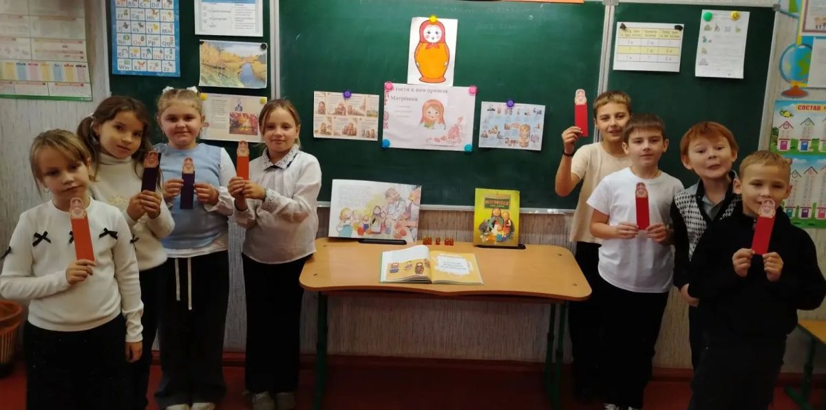 В библиотеке Комиссаровки прошли весёлые забавы «Знает весь огромный мир этот русский сувенир»