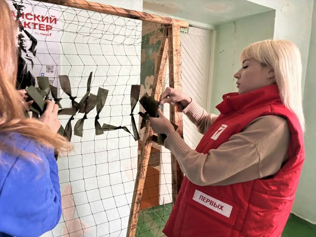 С заботой о защитниках: студенты Ровеньковского технико-экономического колледжа плетут сети для фронта С заботой о защитниках: студенты Ровеньковского технико-экономического колледжа плетут сети для фронта