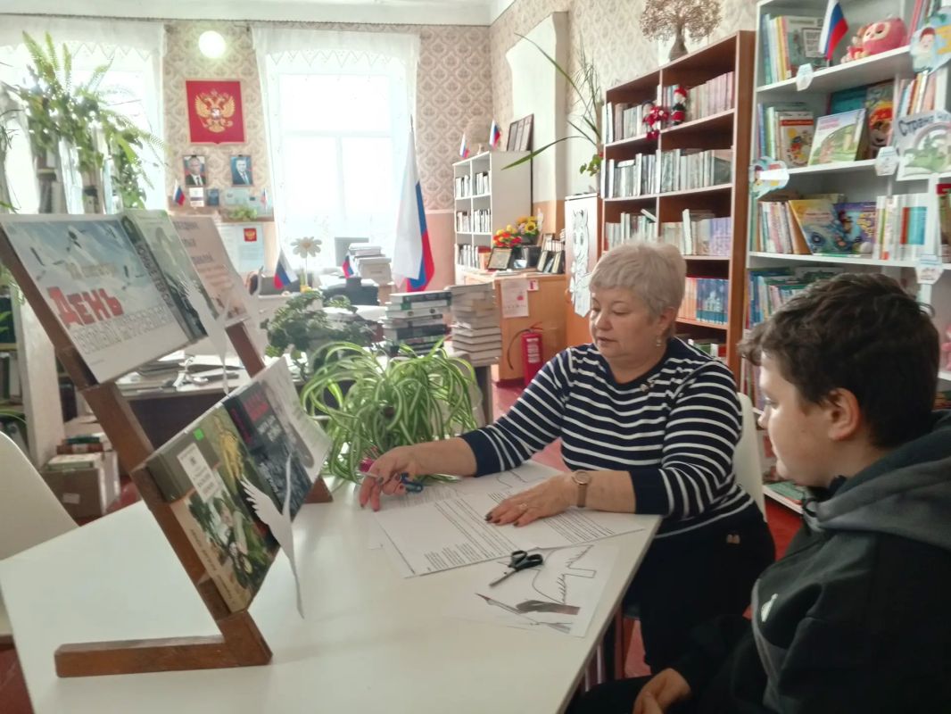 22 октября в библиотеке № 6 с. Малоивановка ко Дню белых журавлей прошел литературный час “Летит, летит по небу клин усталый”