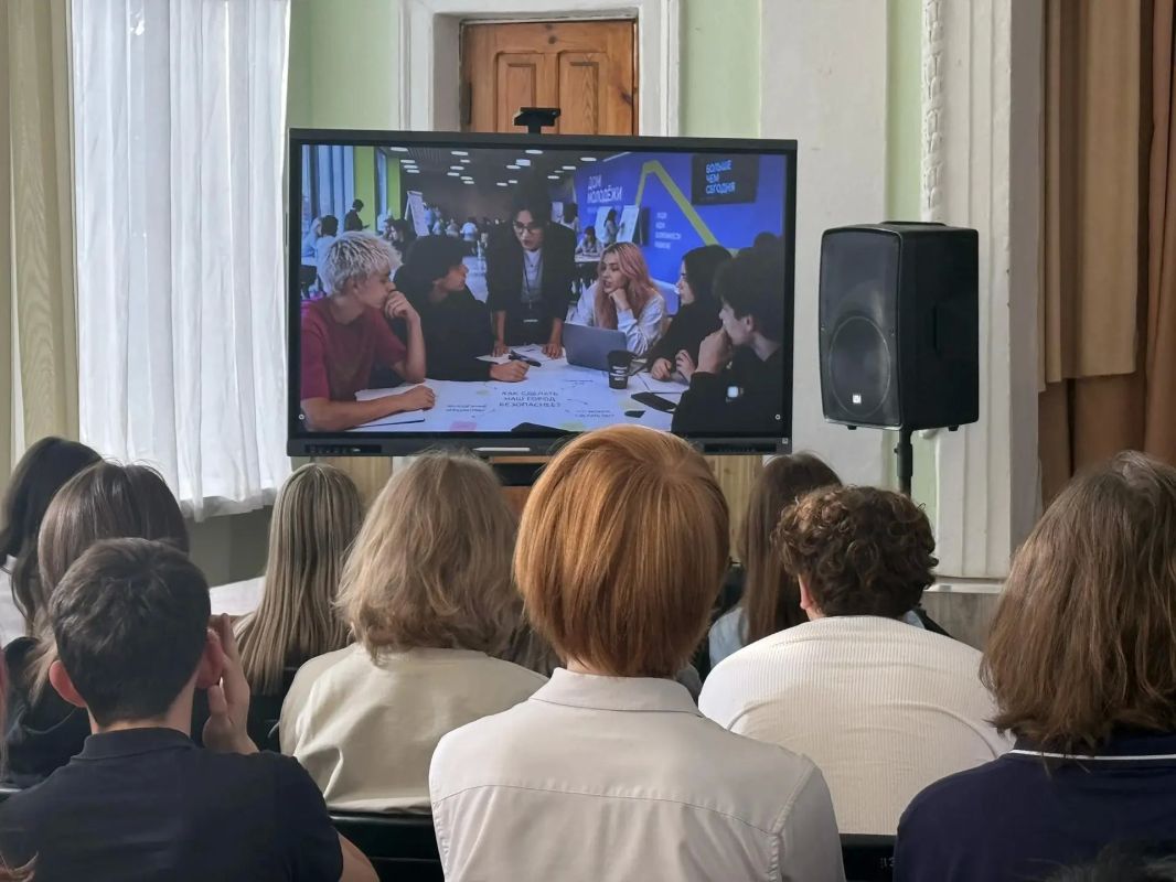Цифровая безопасность и профилактика правонарушений: сотрудники регионального МВД провели встречу с учащимися полицейских классов