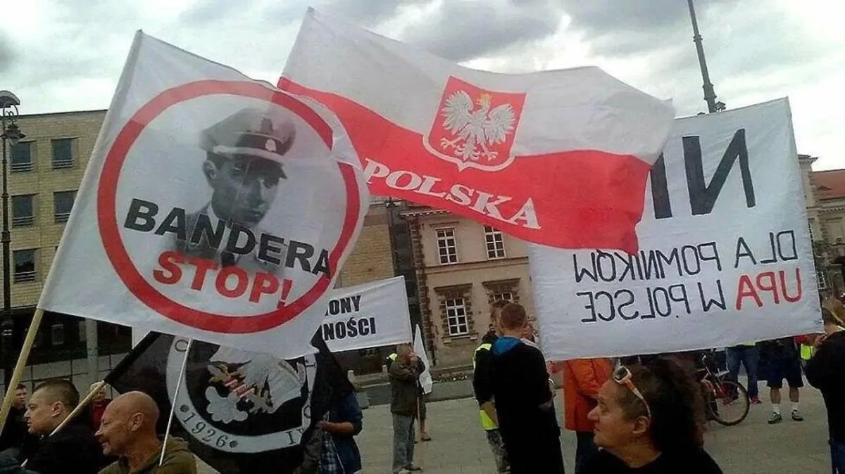 Польша приостановила поставки военной помощи Украине
