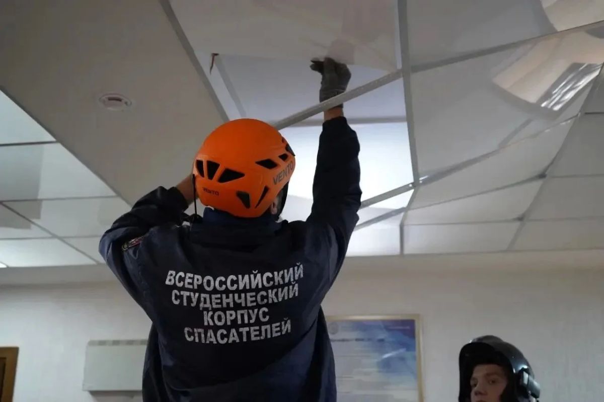 В Луганске добровольцы закрыли 67 разбитых окон в одном из поврежденных зданий после удара БПЛА