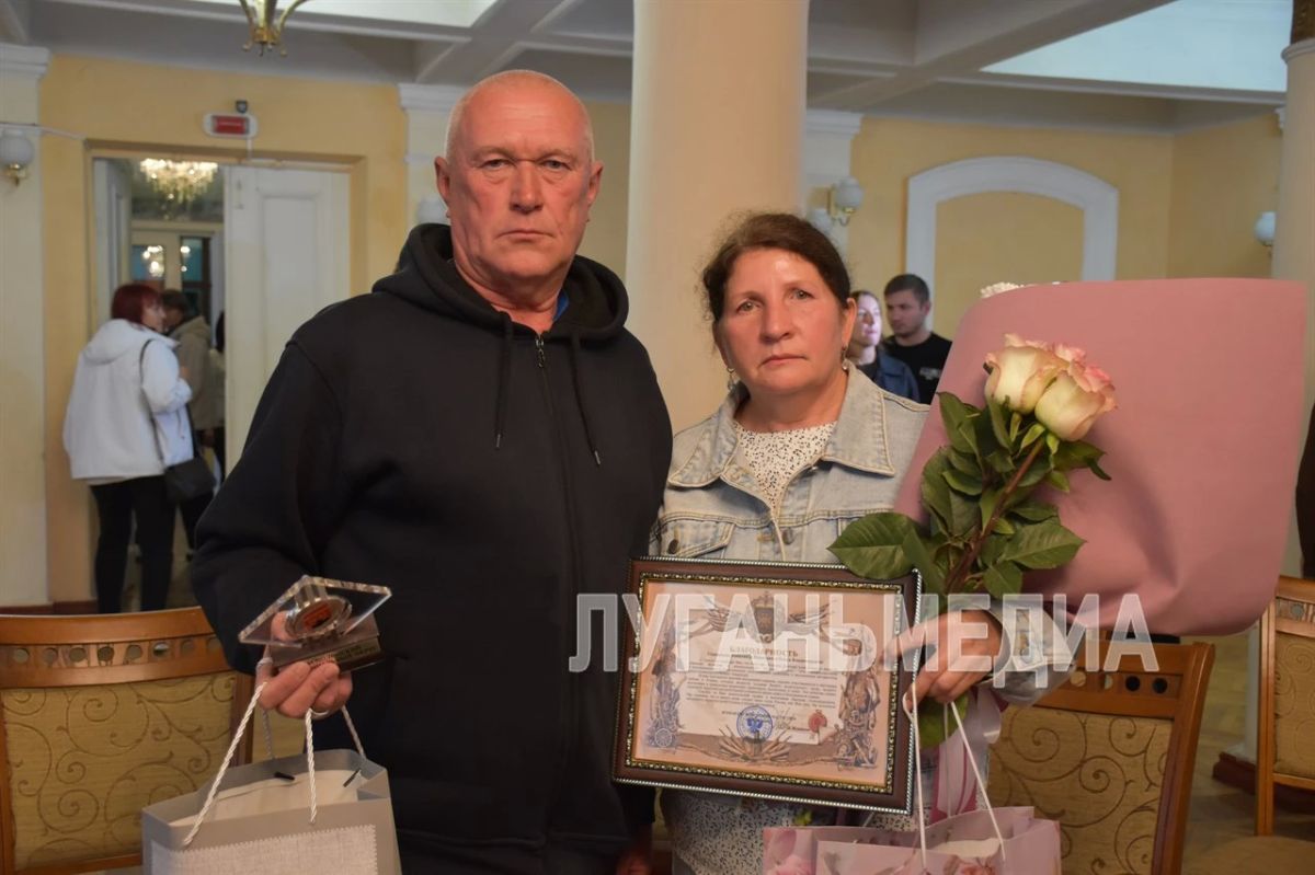 В Краснодонском ДК имени «Молодой гвардии» вручили благодарственные письма родителям героев, освобождавших Константиновку