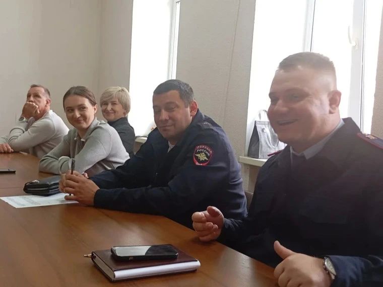 В Луганске состоялся круглый стол с участием представителей учреждений и органов системы профилактики безнадзорности и правонарушений В Луганске состоялся круглый стол с участием представителей учреждений и органов системы профилактики безнадзорности и правонарушений