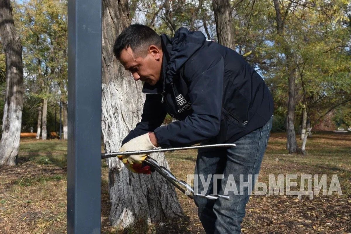 В Алчевске продолжаются ремонтно-восстановительные работы в сквере Дружбы и на проспекте Ленина В Алчевске продолжаются ремонтно-восстановительные работы в сквере Дружбы и на проспекте Ленина