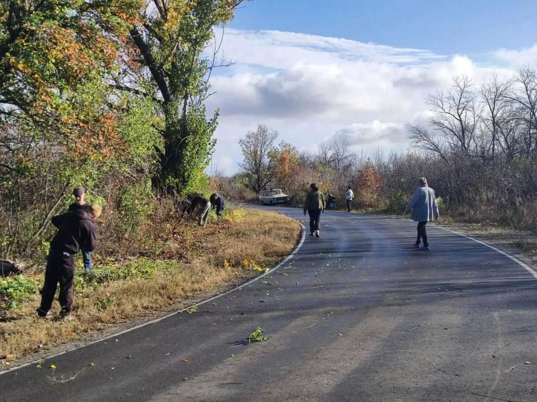 В Михайловке прошли субботники в рамках акции "Чистый четверг" В Михайловке прошли субботники в рамках акции "Чистый четверг"