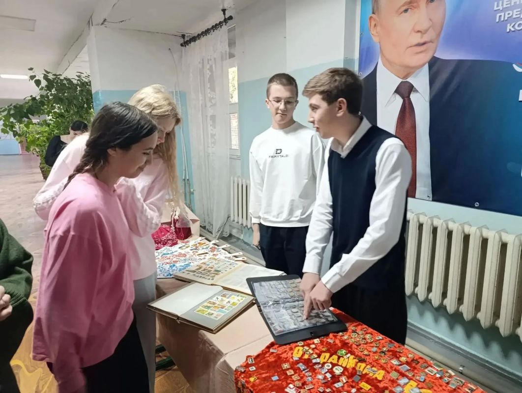 Андрей Рубанцов: Истории, которые объединяют: в Ровеньковской школе № 3 открылась выставка коллекций Андрей Рубанцов: Истории, которые объединяют: в Ровеньковской школе № 3 открылась выставка коллекций