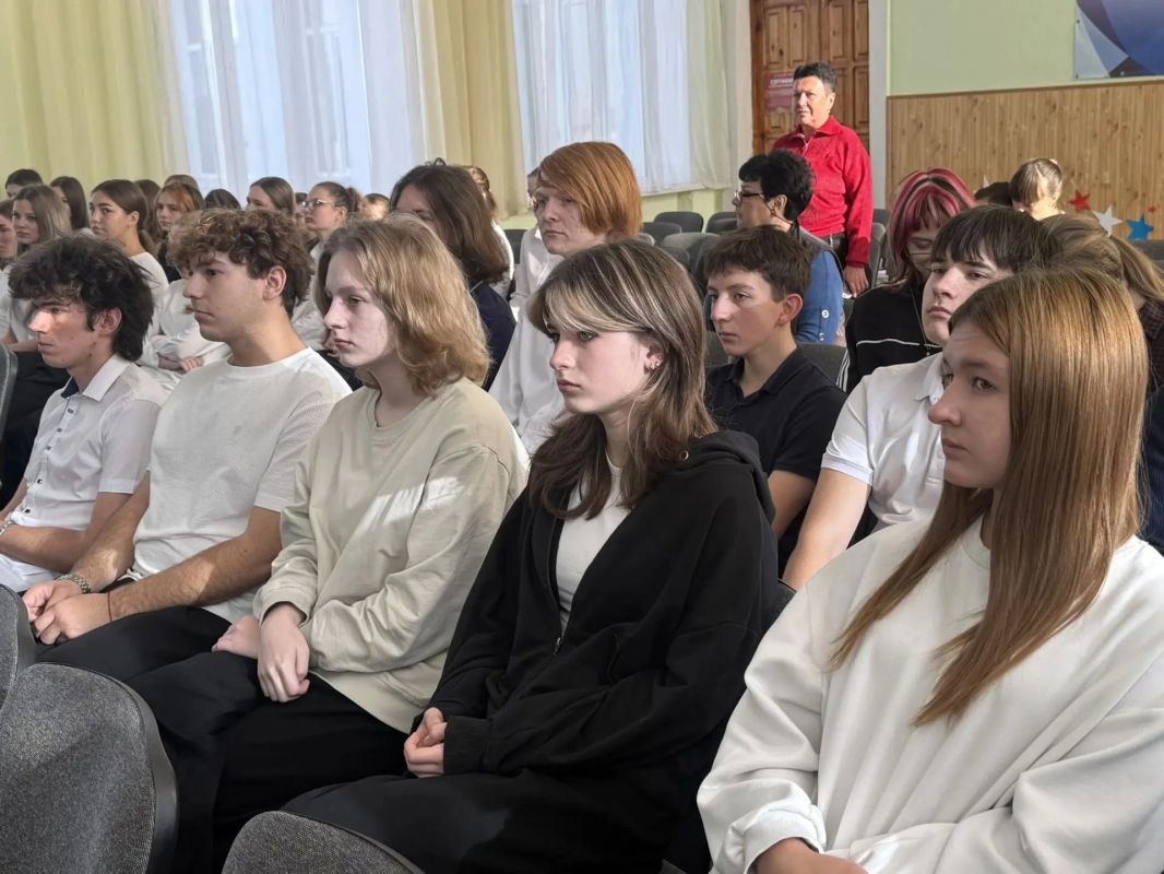 Цифровая безопасность и профилактика правонарушений: сотрудники регионального МВД провели встречу с учащимися полицейских классов Цифровая безопасность и профилактика правонарушений: сотрудники регионального МВД провели встречу с учащимися полицейских классов