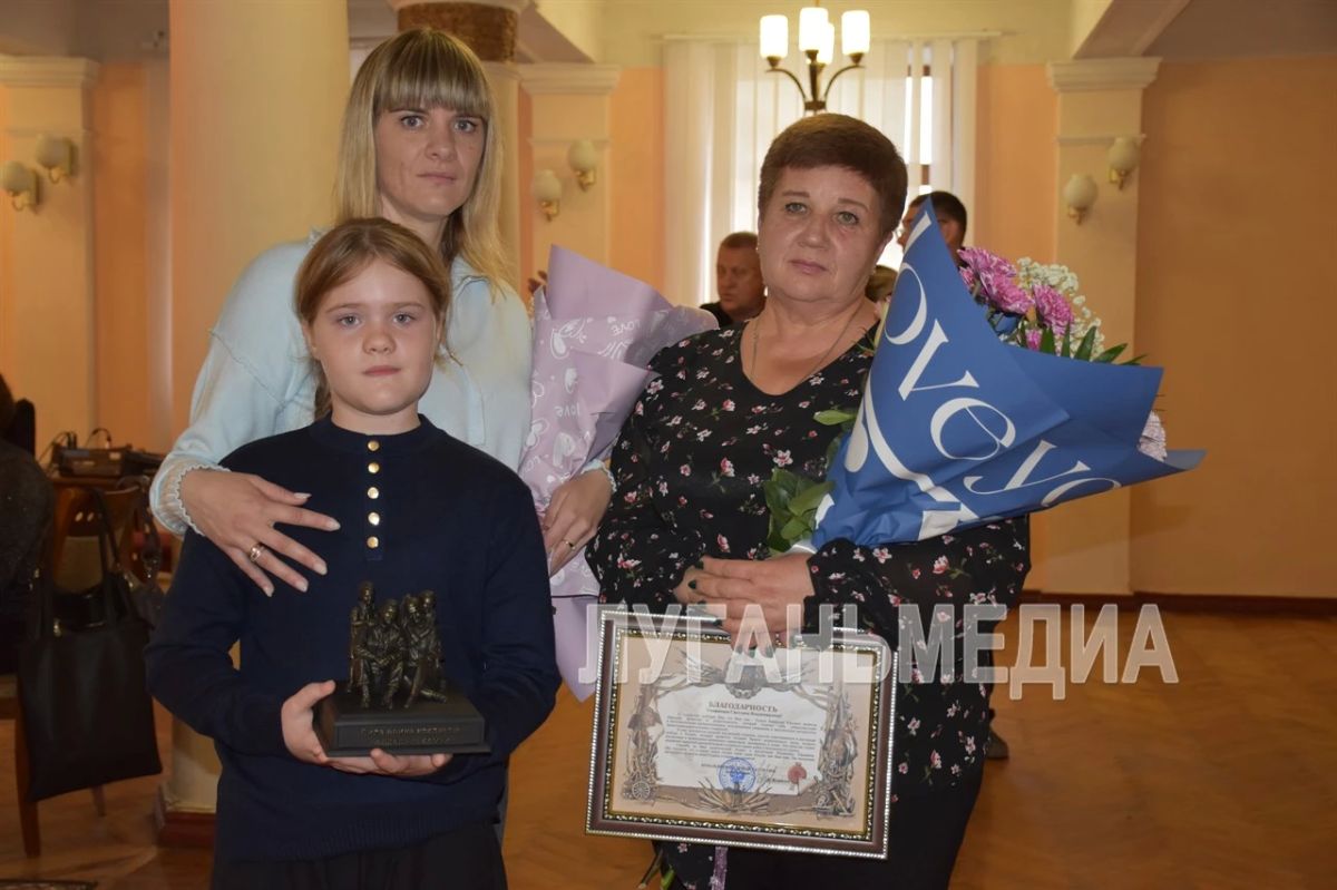 В Краснодонском ДК имени «Молодой гвардии» вручили благодарственные письма родителям героев, освобождавших Константиновку В Краснодонском ДК имени «Молодой гвардии» вручили благодарственные письма родителям героев, освобождавших Константиновку