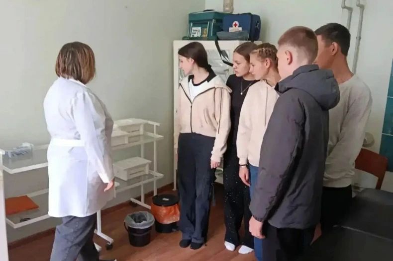 Специалист Карпово-Крепенского ФАПа провел профориентационную встречу с учащимися местной школы