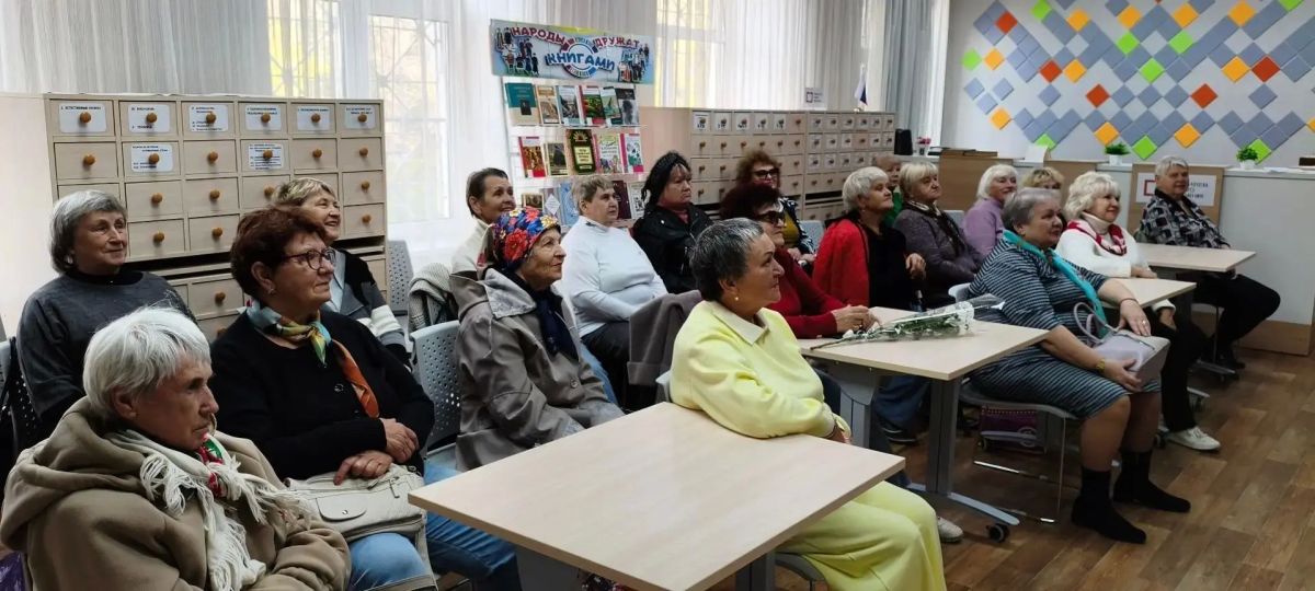 22 октября в Краснолучской центральной городской библиотеке им. Н.К. Крупской прошёл вечер-портрет «Человечность как талант», посвящённый 100-летию Евгения Леонова