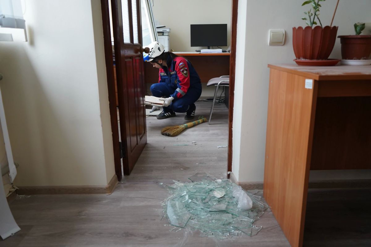 Михаил Голубович: После ночных обстрелов по центру Луганска, ребята из ВСКС вышли на помощь: закрывали тепловой контур зданий, убирали обломки и приводили в порядок территории, пострадавшие от ударов Михаил Голубович: После ночных обстрелов по центру Луганска, ребята из ВСКС вышли на помощь: закрывали тепловой контур зданий, убирали обломки и приводили в порядок территории, пострадавшие от ударов