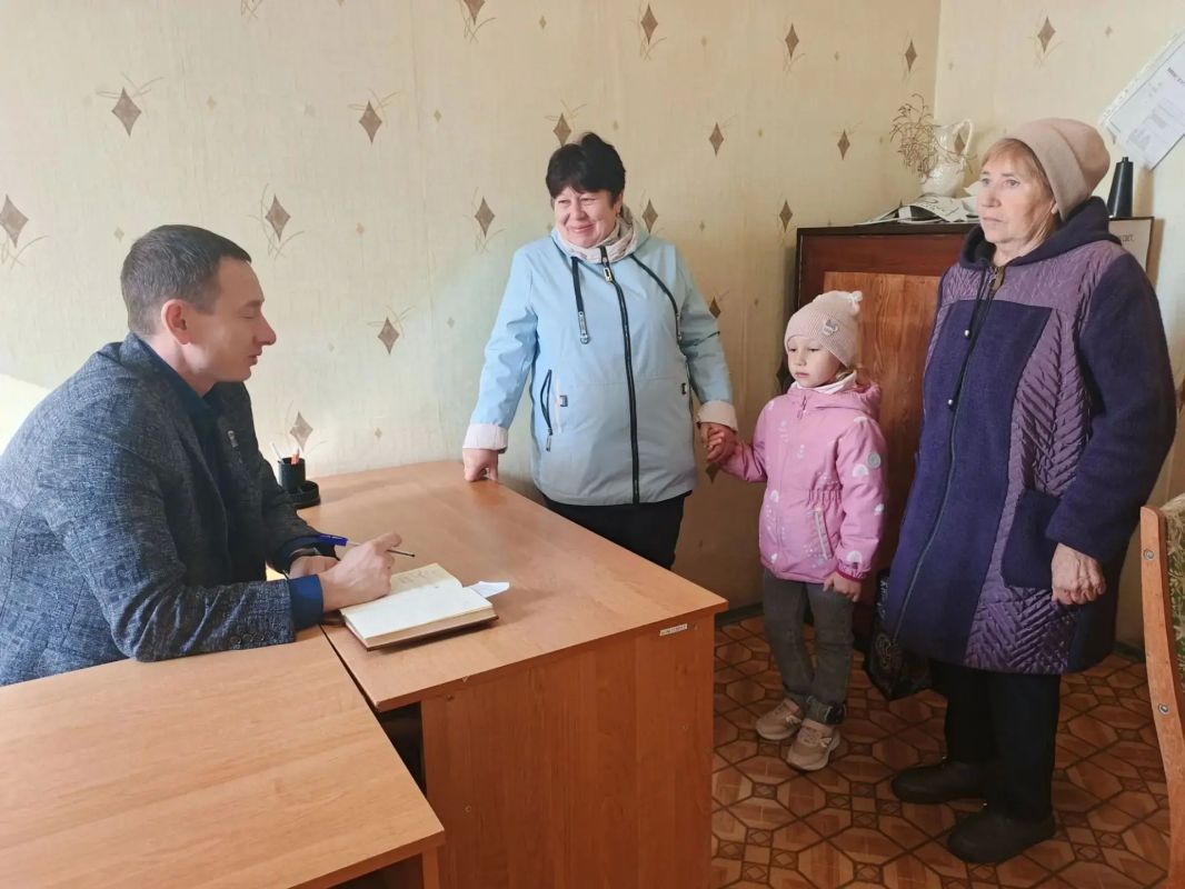 23 октября в отделе жизнеобеспечения города Петровское депутат Совета городского округа город Красный Луч Николай Суховерхов провел личный прием граждан 23 октября в отделе жизнеобеспечения города Петровское депутат Совета городского округа город Красный Луч Николай Суховерхов провел личный прием граждан