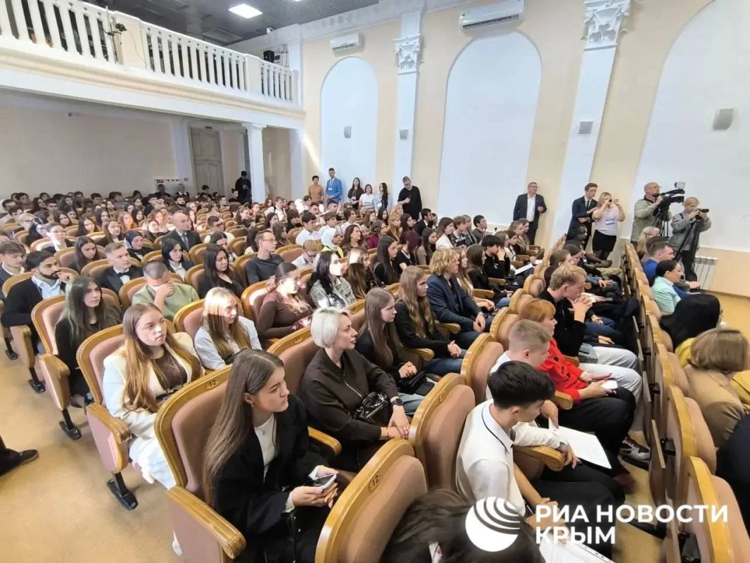 Иностранцы из 14 государств приехали в Симферополь на "Модель ООН в Крыму"