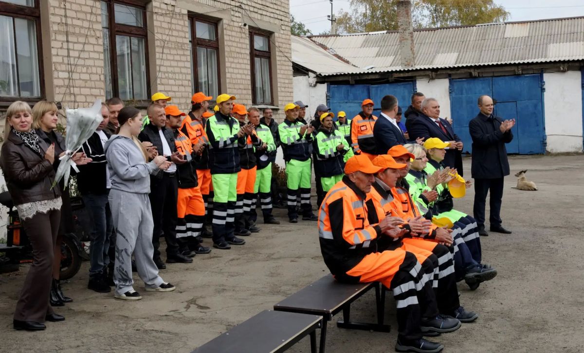 23 октября для работников МУП "ДЭРСУ" состоялось выездное мероприятие « С любовью к городу», приуроченное профессиональному празднику «Дню работников дорожного хозяйства» 23 октября для работников МУП "ДЭРСУ" состоялось выездное мероприятие « С любовью к городу», приуроченное профессиональному празднику «Дню работников дорожного хозяйства»