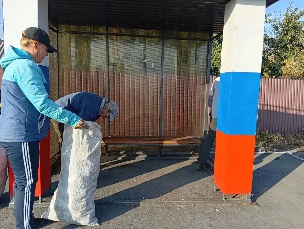 БЛАГОУСТРОЙСТВО ПГТ НОВОДАРЬЕВКА: УБОРКА ТЕРРИТОРИИ ПРОДОЛЖАЕТСЯ