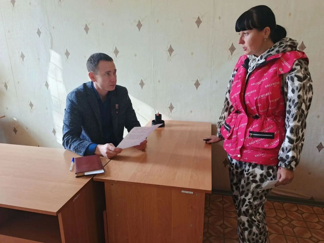23 октября в отделе жизнеобеспечения города Петровское депутат Совета городского округа город Красный Луч Николай Суховерхов провел личный прием граждан