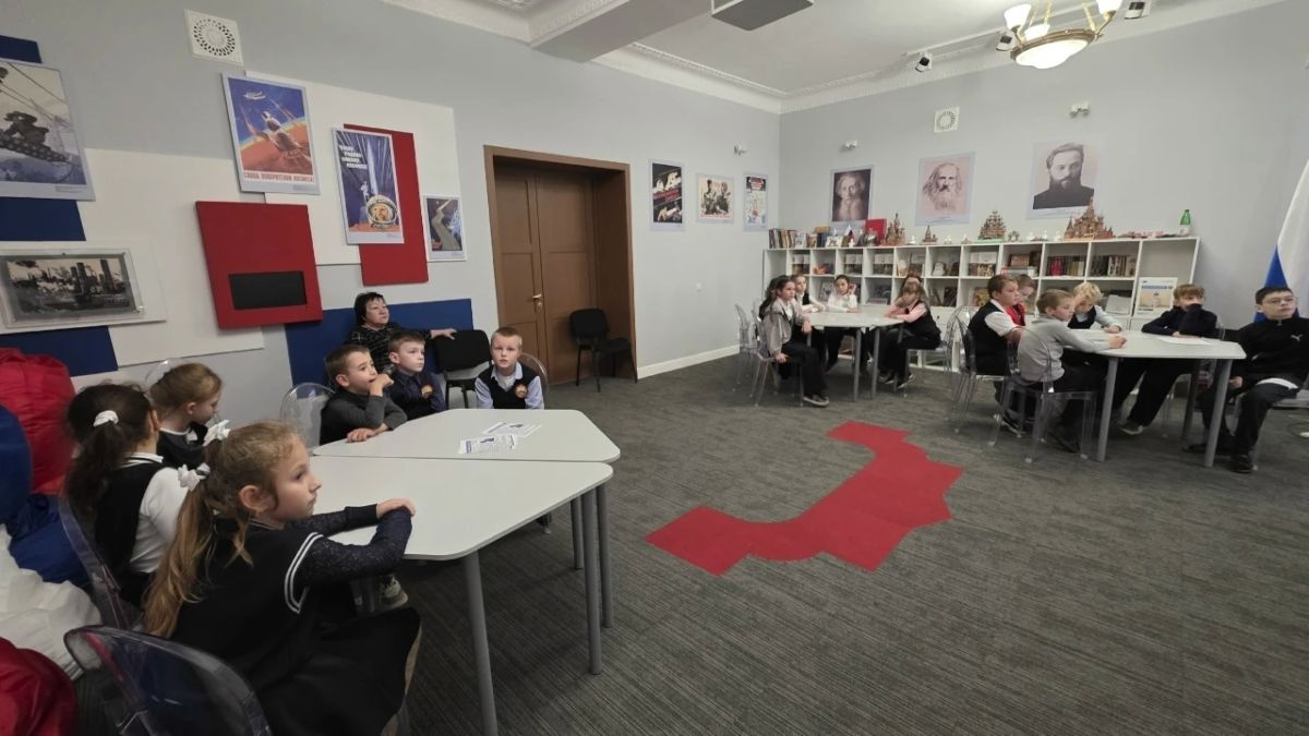 В Детском центре Лутугинского районного дома культуры прошёл видеолекторий для детей «Разговор начистоту» В Детском центре Лутугинского районного дома культуры прошёл видеолекторий для детей «Разговор начистоту»