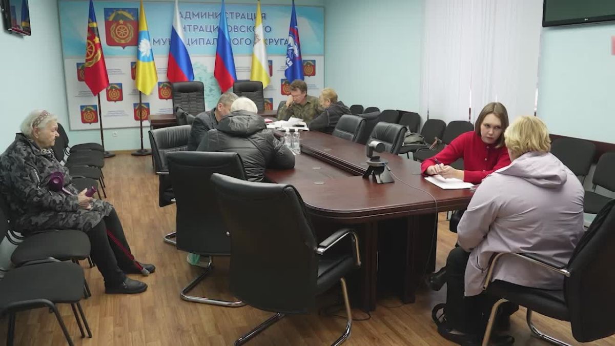 В рамках социального проекта "Открытое окно" в Администрации Антрацитовского муниципального округа прошёл приём граждан мобильной группой юристов и адвокатов из Санкт-Петербурга