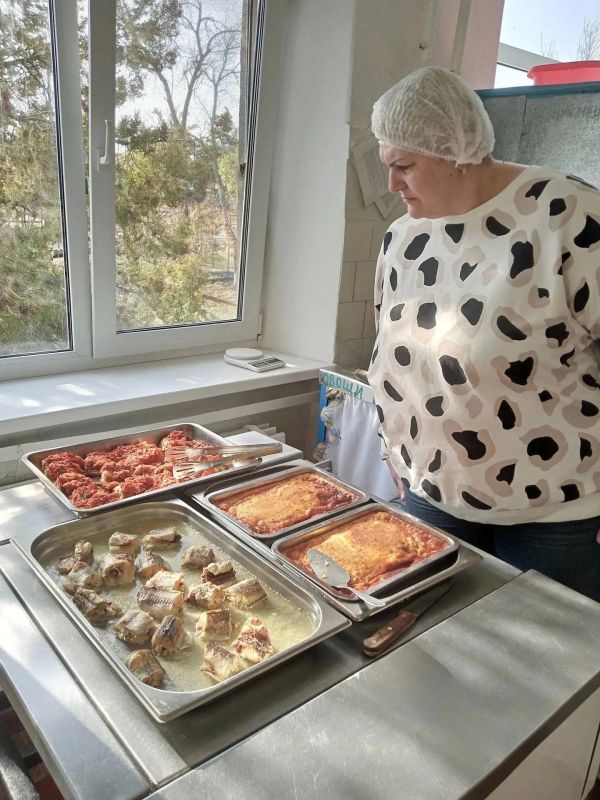 Питание в школе — ключевой фактор здоровья и успеваемости детей, поэтому его организация требует совместных усилий школы, поставщиков и родителей Питание в школе — ключевой фактор здоровья и успеваемости детей, поэтому его организация требует совместных усилий школы, поставщиков и родителей