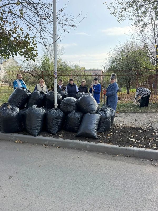 Продолжаются работы по благоустройству территорий в г. Молодогвардейске Продолжаются работы по благоустройству территорий в г. Молодогвардейске