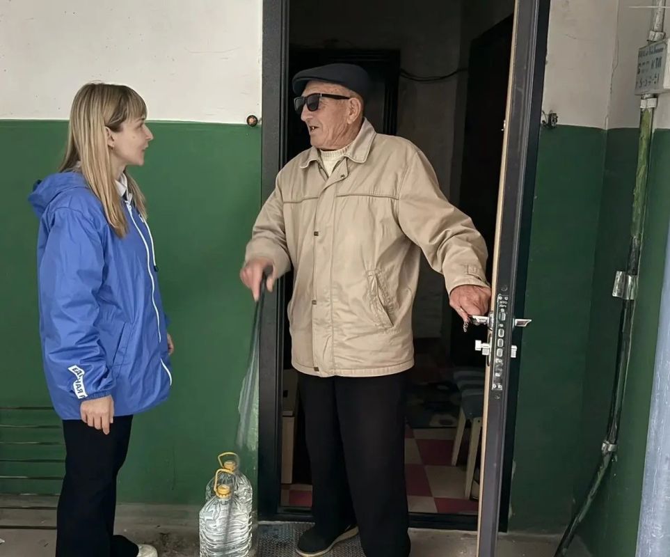 Единороссы Алчевска оказали адресную помощь маломобильным жителям города Единороссы Алчевска оказали адресную помощь маломобильным жителям города