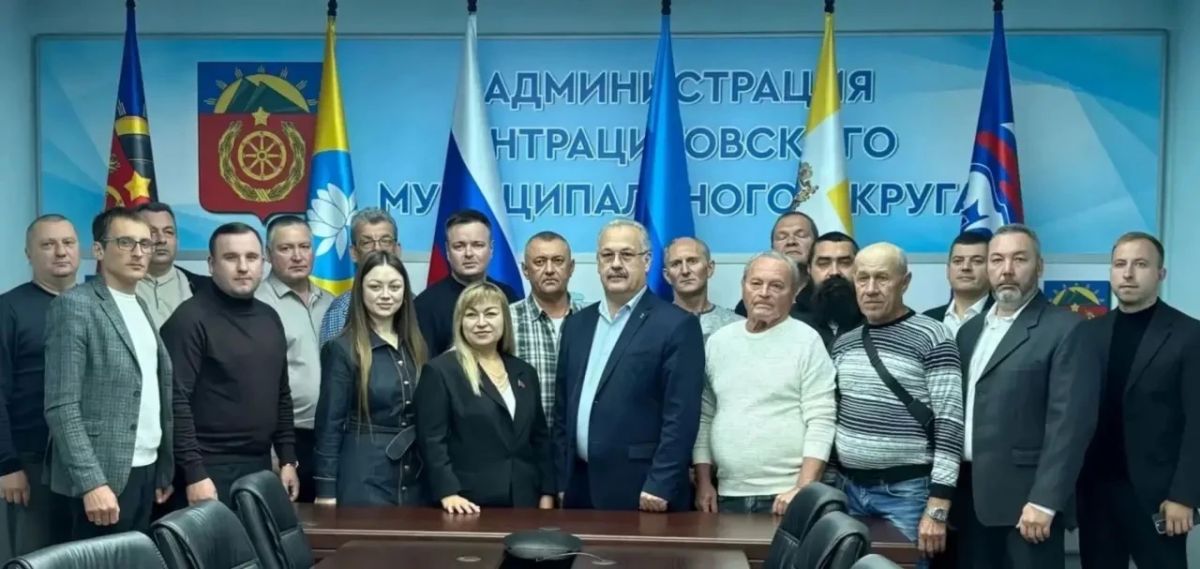 Виктория Сошина: В канун Дня работника автомобильного и городского пассажирского транспорта совместно с главой администрации Сергеем Саенко поздравили работников и ветеранов отрасли с их профессиональным праздником