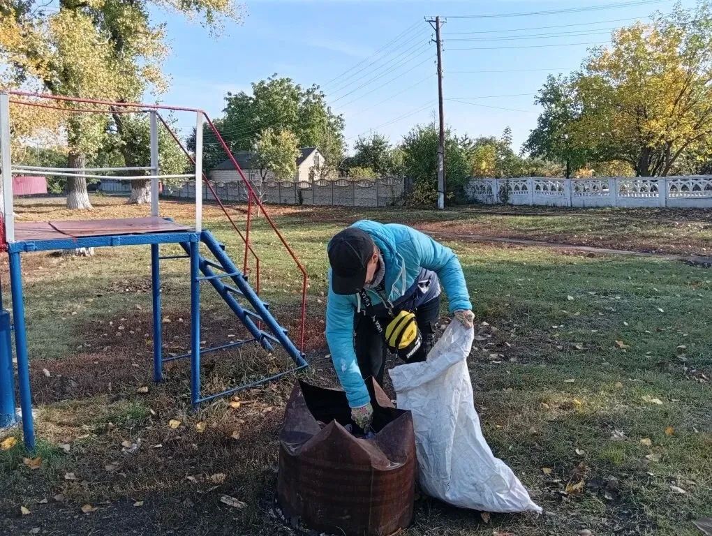 БЛАГОУСТРОЙСТВО ПГТ НОВОДАРЬЕВКА: УБОРКА ТЕРРИТОРИИ ПРОДОЛЖАЕТСЯ БЛАГОУСТРОЙСТВО ПГТ НОВОДАРЬЕВКА: УБОРКА ТЕРРИТОРИИ ПРОДОЛЖАЕТСЯ