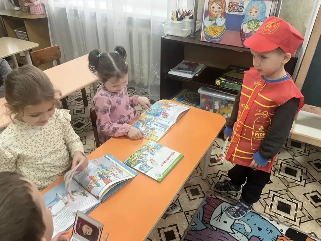 «А кем я буду, когда вырасту?» — этот вопрос малыши задают чуть ли не с первых слов: им ведь так интересно — а что там, во взрослой жизни? Для них мир профессий — целая вселенная: загадочная, яркая и невероятно притягательная «А кем я буду, когда вырасту?» — этот вопрос малыши задают чуть ли не с первых слов: им ведь так интересно — а что там, во взрослой жизни? Для них мир профессий — целая вселенная: загадочная, яркая и невероятно притягательная