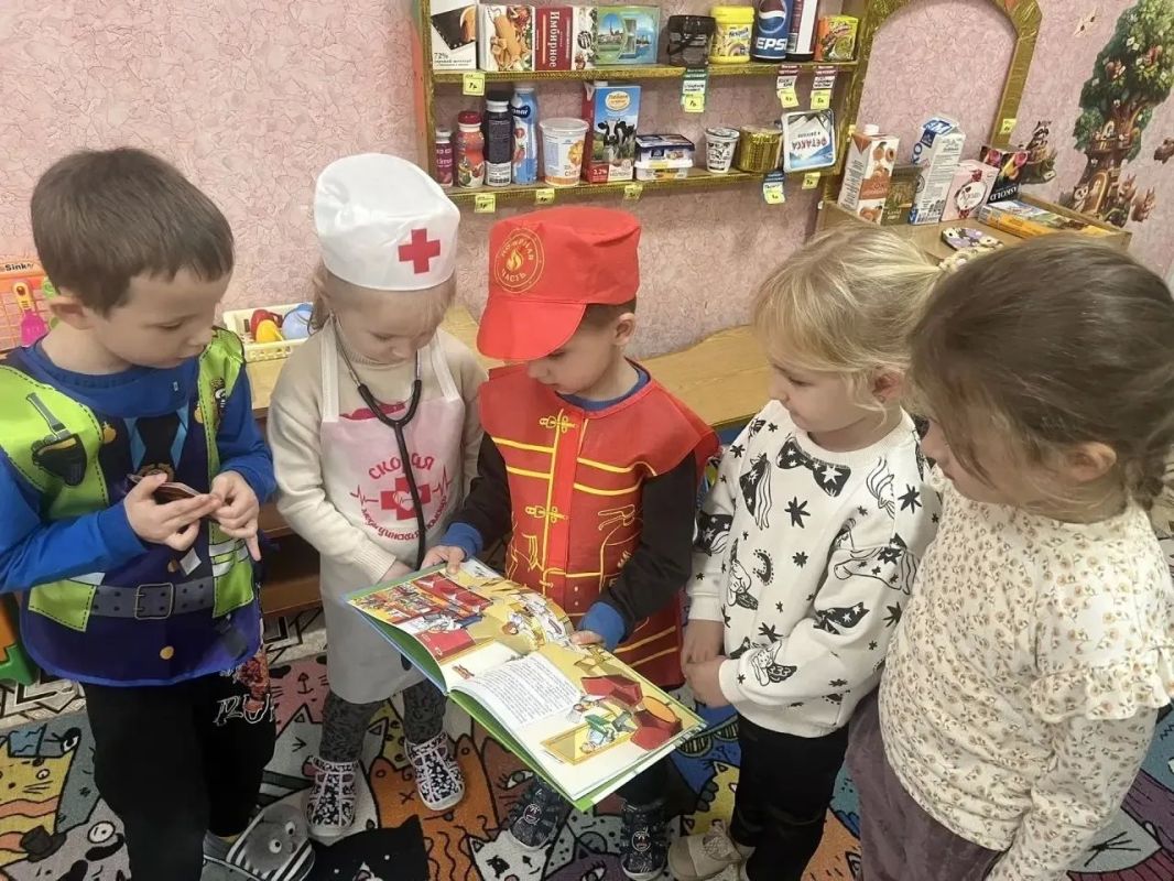 «А кем я буду, когда вырасту?» — этот вопрос малыши задают чуть ли не с первых слов: им ведь так интересно — а что там, во взрослой жизни? Для них мир профессий — целая вселенная: загадочная, яркая и невероятно притягательная «А кем я буду, когда вырасту?» — этот вопрос малыши задают чуть ли не с первых слов: им ведь так интересно — а что там, во взрослой жизни? Для них мир профессий — целая вселенная: загадочная, яркая и невероятно притягательная
