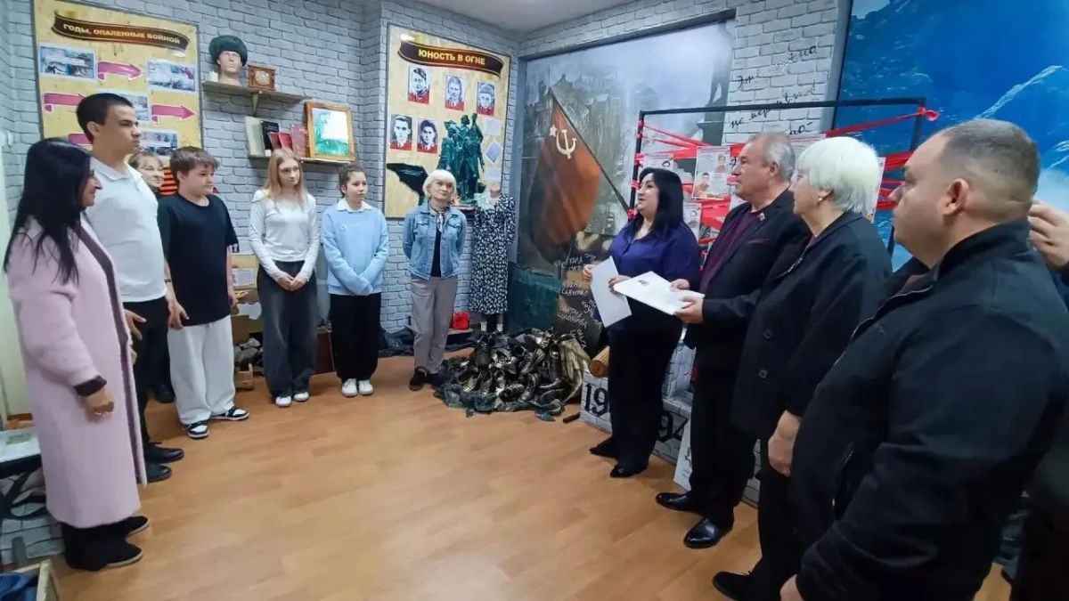 Ученикам Ровеньковской школы №3 имени А.Ф. Бурды передали книги и награды из Москвы Ученикам Ровеньковской школы №3 имени А.Ф. Бурды передали книги и награды из Москвы