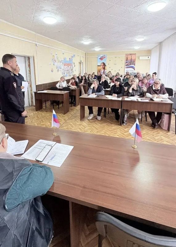 Свердловские полицейские обсудили вопросы профориентации школьников с руководителями образовательных учреждений Свердловские полицейские обсудили вопросы профориентации школьников с руководителями образовательных учреждений