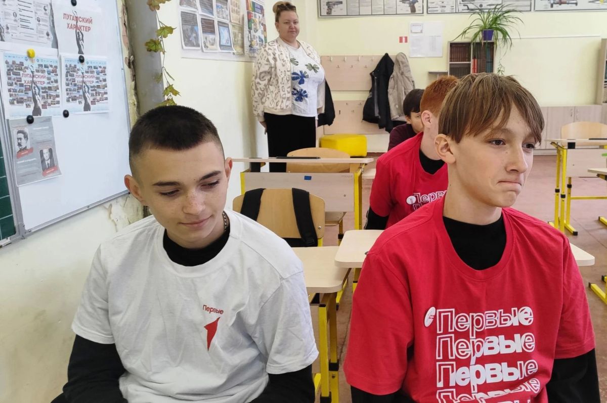 В ГБОУ ЛНР «Рубежанская ОШ № 3» состоялось мероприятие, где активисты Движения Первых при содействии учителей истории Емчука Д.В. и Невечери С.А., а также школьного психолога Ляповки Ю.Ю., на примере исторических событий и... В ГБОУ ЛНР «Рубежанская ОШ № 3» состоялось мероприятие, где активисты Движения Первых при содействии учителей истории Емчука Д.В. и Невечери С.А., а также школьного психолога Ляповки Ю.Ю., на примере исторических событий и...