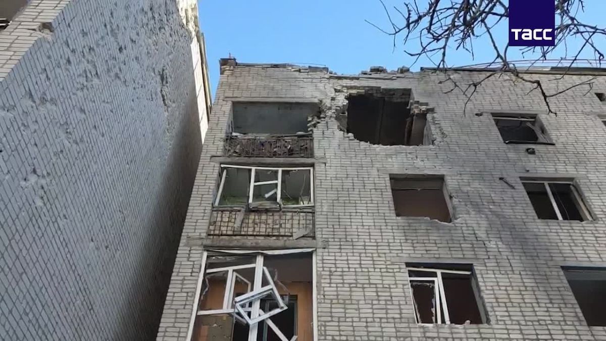 Один человек находится в крайне тяжелом состоянии после удара ВСУ по пятиэтажке в Свердловске в ЛНР, заявили ТАСС в Свердловской центральной городской многопрофильной больнице