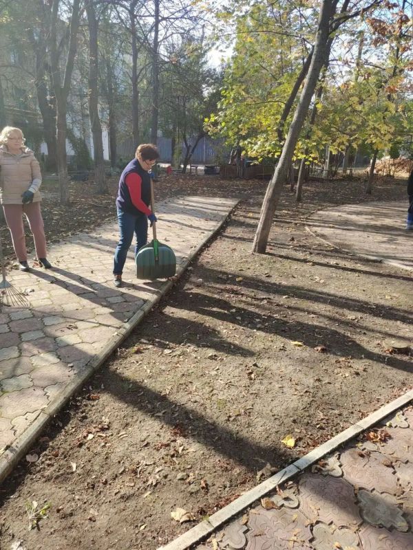 Трудовой десант отдела по вопросам пгт Юбилейное вышел на уборку территории Трудовой десант отдела по вопросам пгт Юбилейное вышел на уборку территории